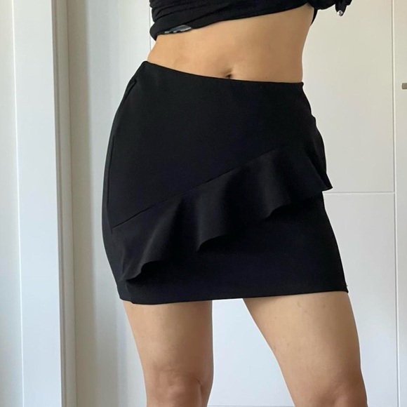 Bluenotes Black Asymmetrical Ruffled Mini Skirt - Picture 1 of 4
